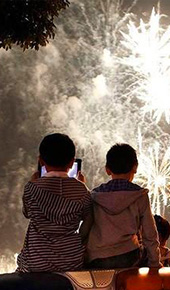 С помощью салюта, вы сможете вновь заполучить восхищение ваших детей